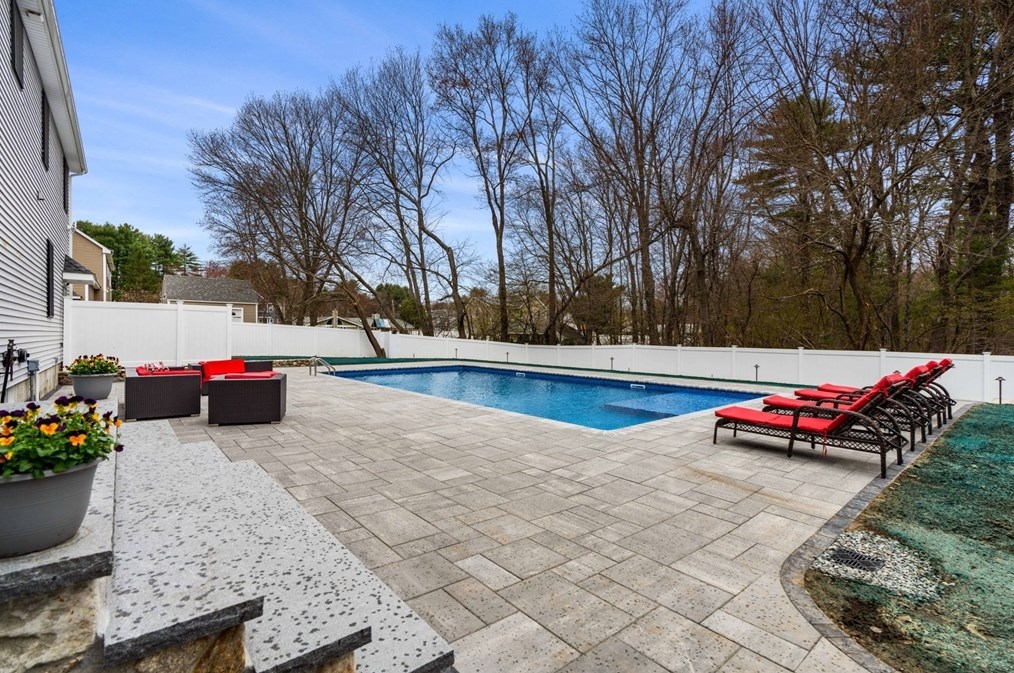 47 Cresthaven Dr, Burlington MA 01803-2109 exterior