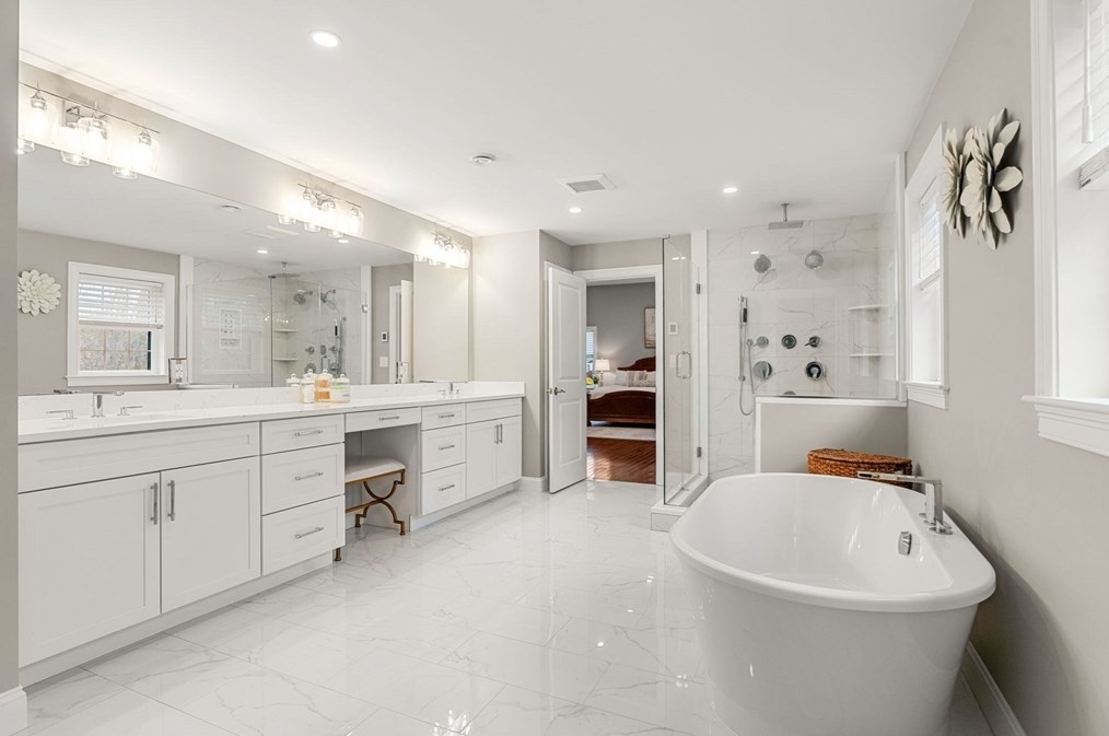 47 Cresthaven Dr, Burlington MA 01803-2109 exterior