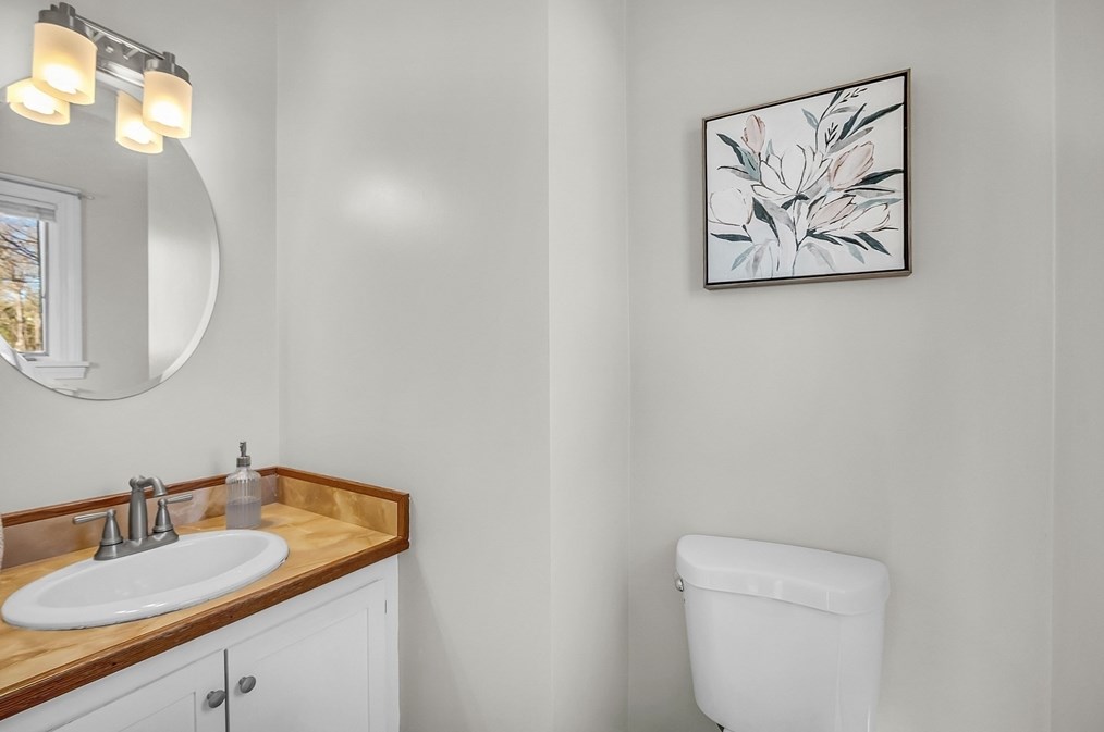 8 Vassar St, Leominster MA 01453 exterior