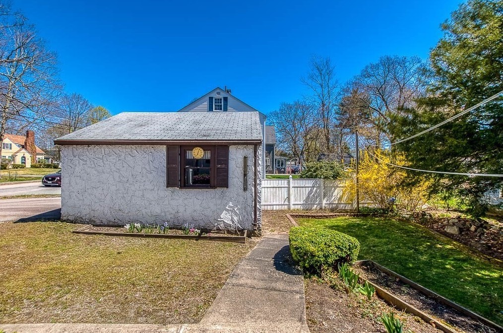 32 Elmwood Ave, Dedham MA 02026-5030 exterior