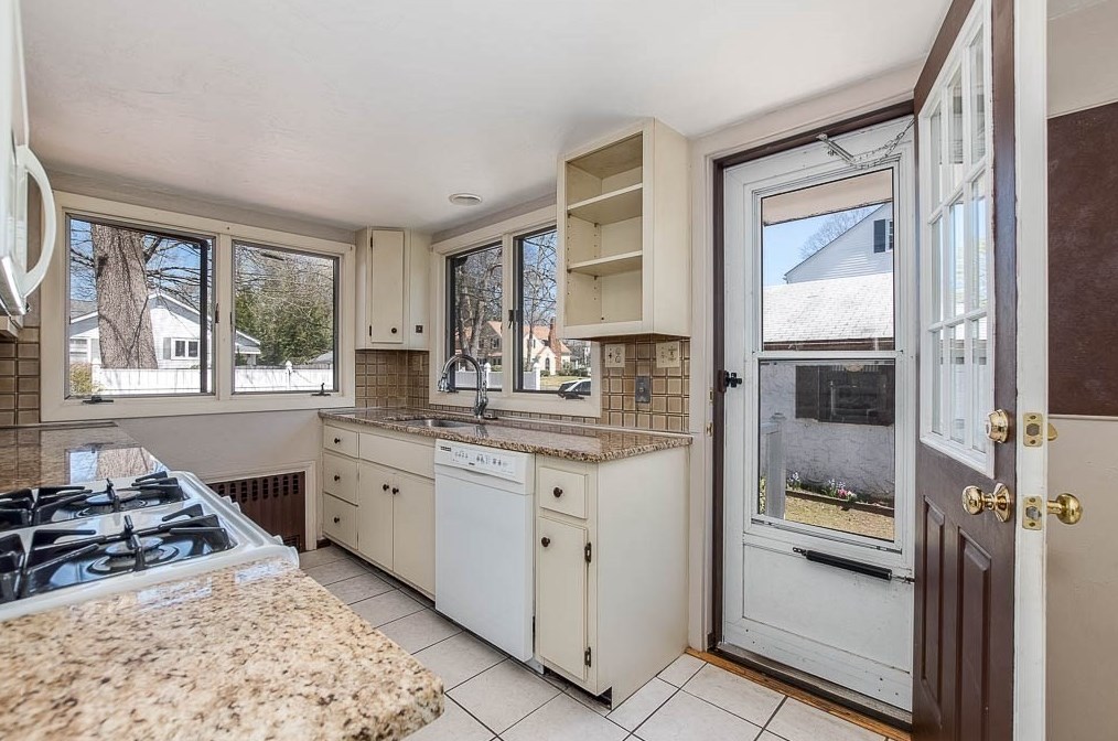 32 Elmwood Ave, Dedham MA 02026-5030 exterior