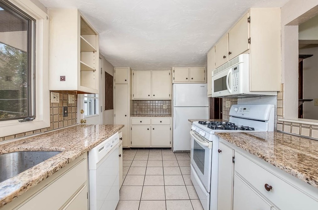 32 Elmwood Ave, Dedham MA 02026-5030 exterior