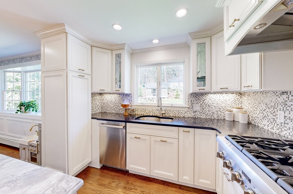 19 Noon Hill Ave, Norfolk MA  02056-1136 exterior