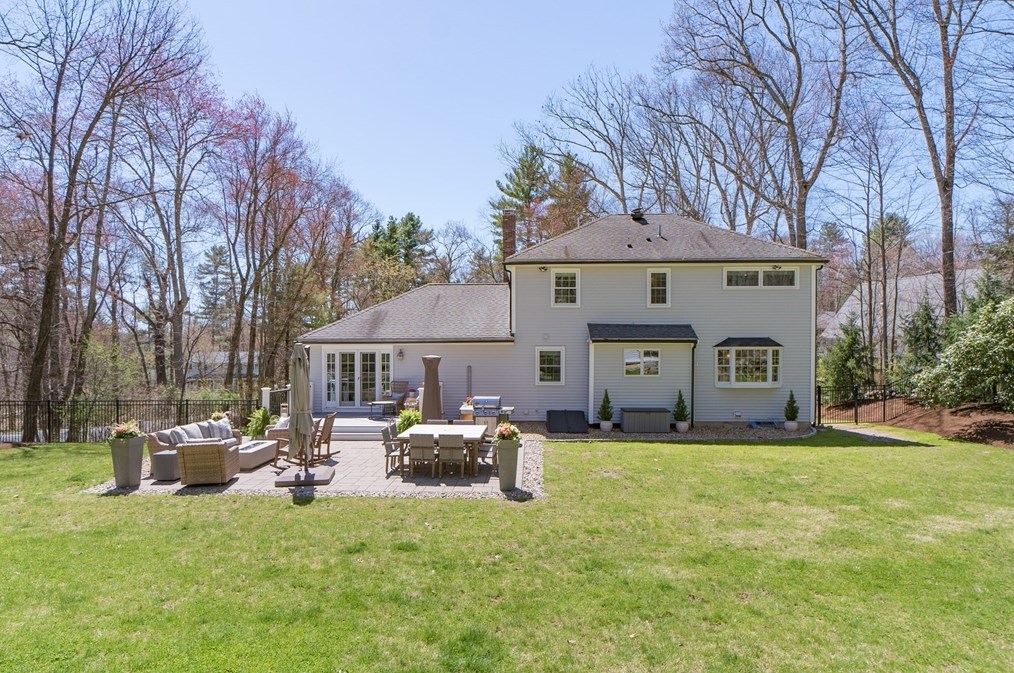 19 Noon Hill Ave, Norfolk MA  02056-1136 exterior