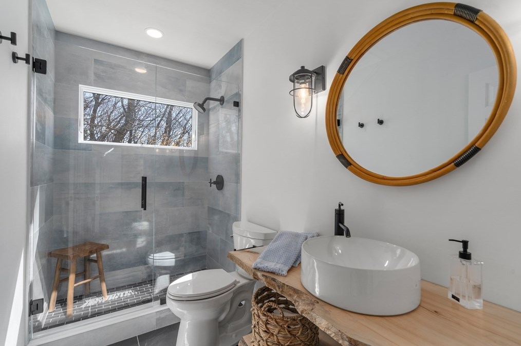 64 Bay Shore Dr, Plymouth MA  02360-2006 exterior