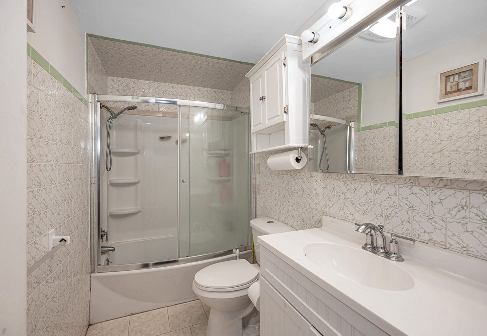 56 Stone St, Dracut MA 01826-3831 exterior