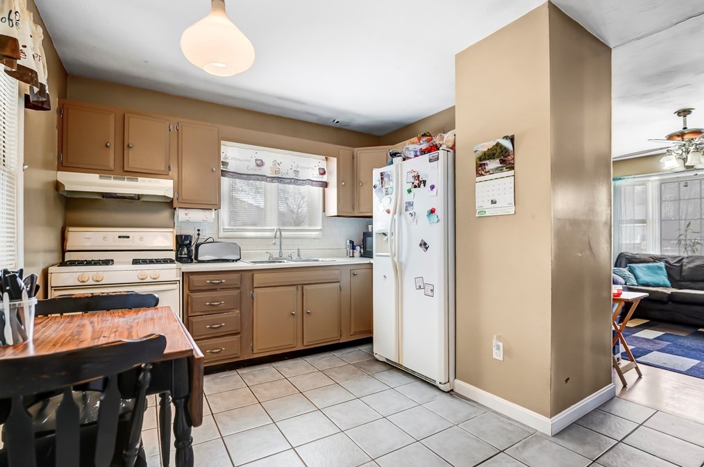 48 Briarwood Dr, New Bedford, MA 02745-4208