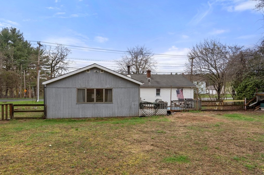 967 E Mountain Rd, Montgomery, MA 01085