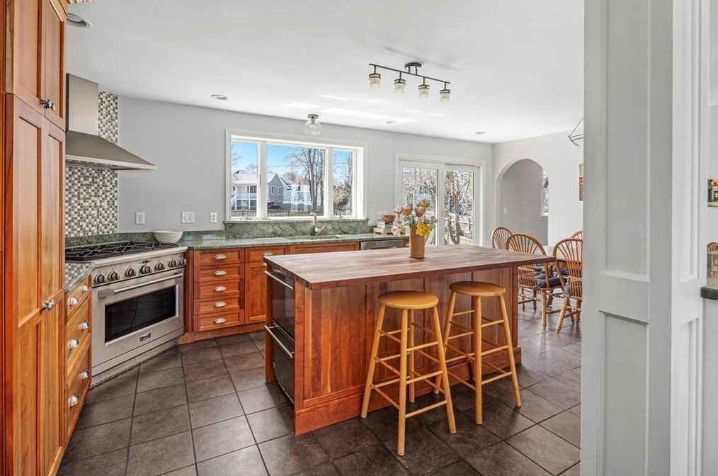 20 Ocean Vw Dr, Hingham MA 02043-1224 exterior