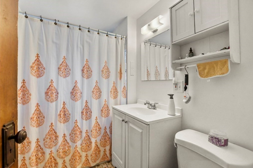 72 Bradford Rd, Watertown MA 02472-1215 exterior