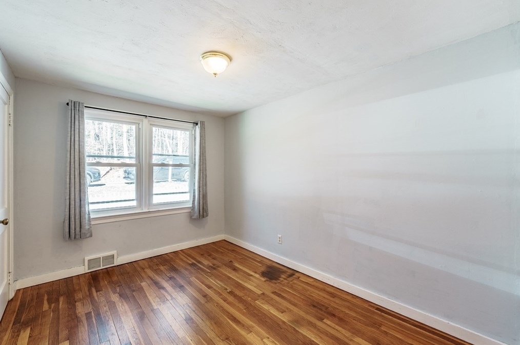 287 Hadley St, South Hadley MA  01075-1032 exterior