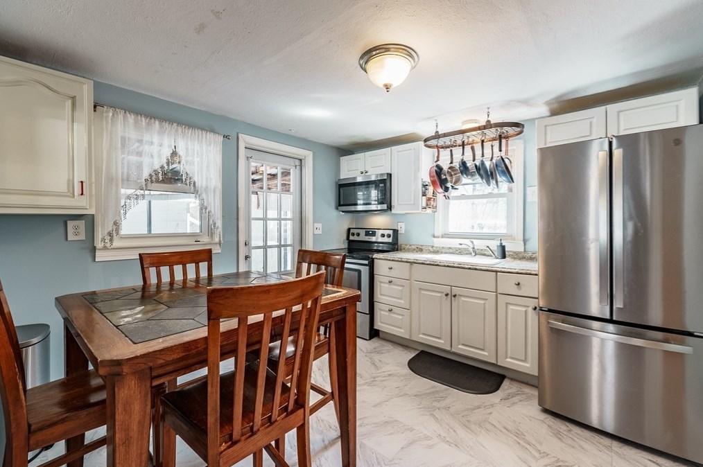 287 Hadley St, South Hadley MA  01075-1032 exterior