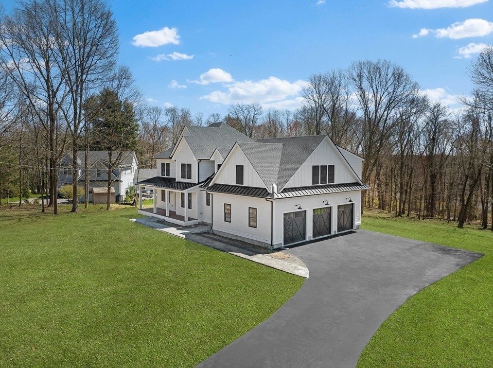 89 Woodland St, Natick, MA 01760-5437