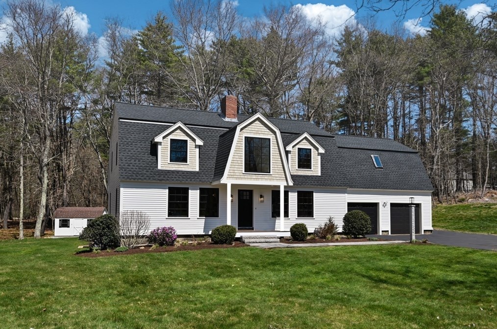 24 Hickory Ln, Hamilton MA  01982-2528 exterior