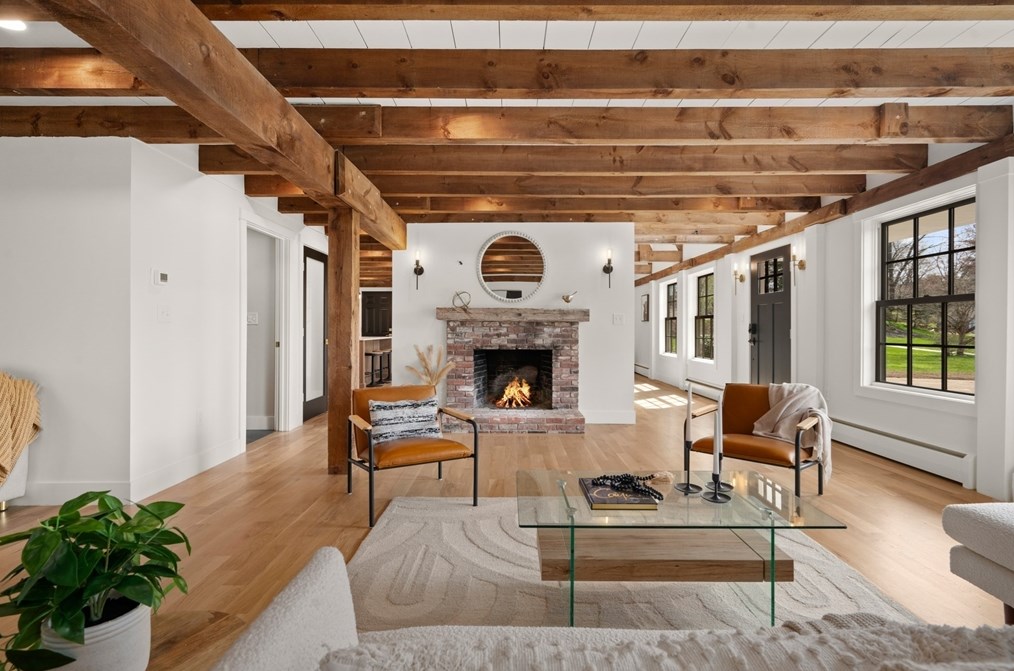 24 Hickory Ln, Hamilton MA  01982-2528 exterior