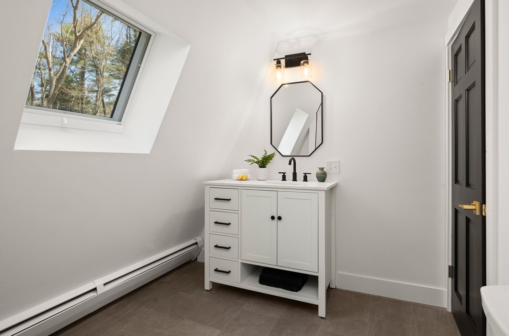 24 Hickory Ln, Hamilton MA  01982-2528 exterior