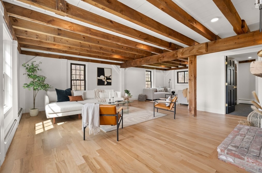 24 Hickory Ln, Hamilton MA  01982-2528 exterior