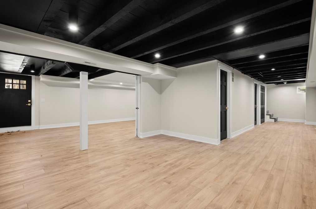 24 Hickory Ln, Hamilton MA  01982-2528 exterior