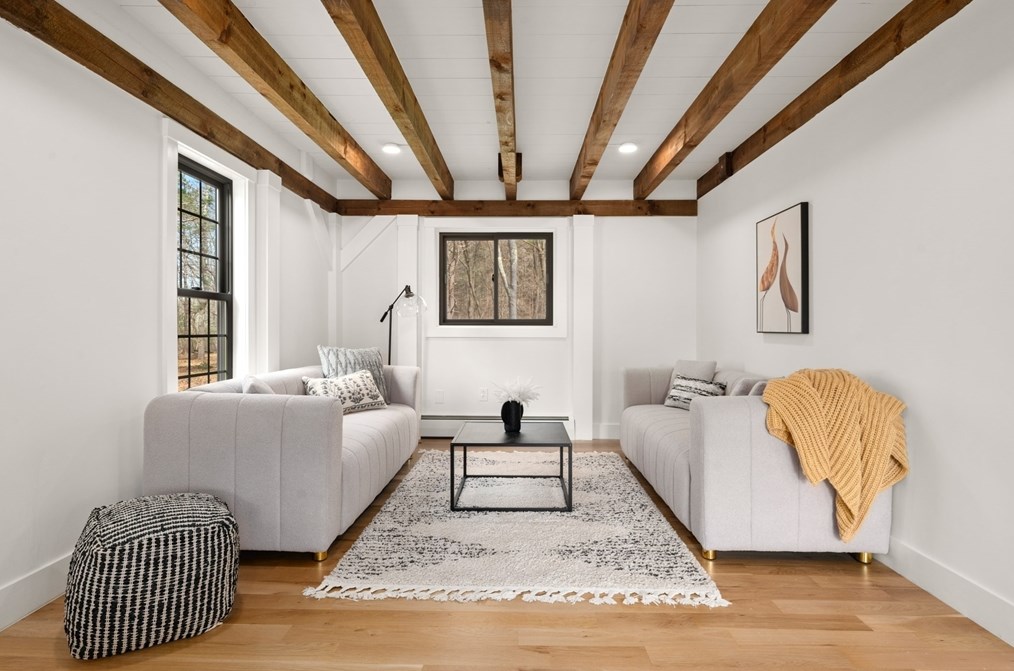 24 Hickory Ln, Hamilton MA  01982-2528 exterior