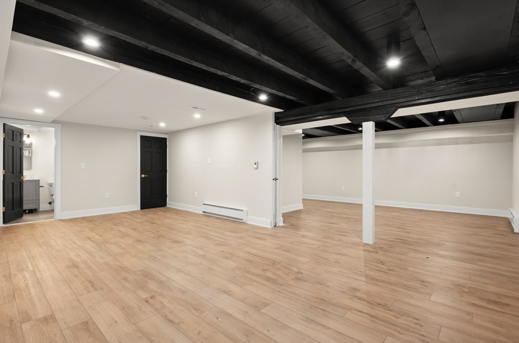 24 Hickory Ln, Hamilton MA  01982-2528 exterior