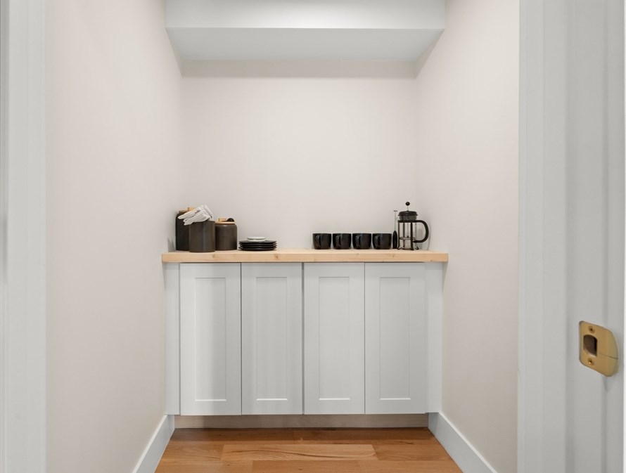 24 Hickory Ln, Hamilton MA  01982-2528 exterior