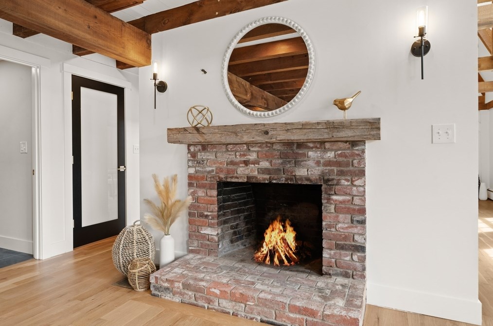 24 Hickory Ln, Hamilton MA  01982-2528 exterior