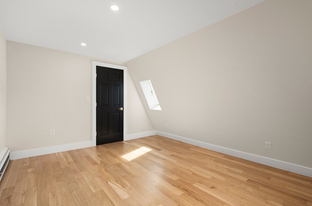 24 Hickory Ln, Hamilton MA  01982-2528 exterior