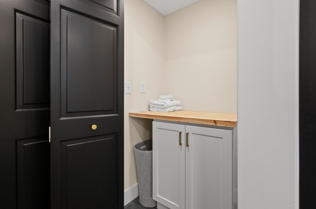 24 Hickory Ln, Hamilton MA  01982-2528 exterior