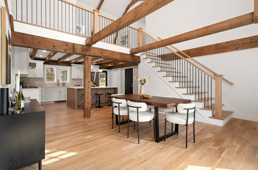 24 Hickory Ln, Hamilton MA  01982-2528 exterior