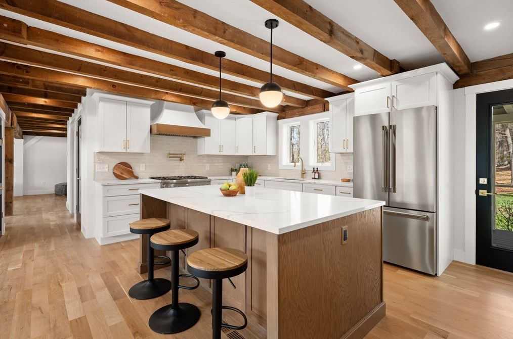 24 Hickory Ln, Hamilton MA  01982-2528 exterior