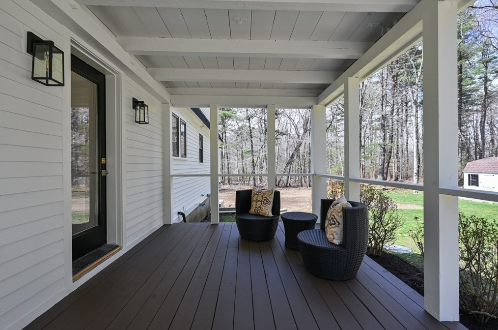 24 Hickory Ln, Hamilton MA  01982-2528 exterior