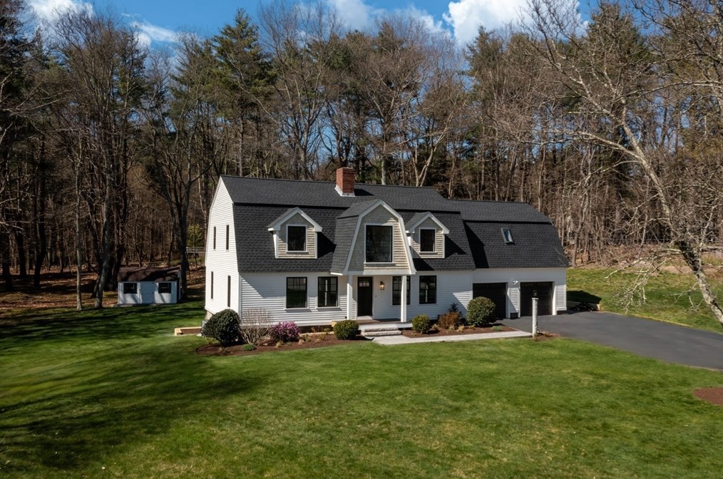 24 Hickory Ln, Hamilton MA  01982-2528 exterior