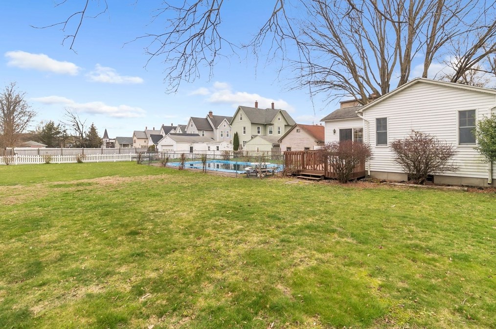 81 Fairview Ave, Chicopee MA 01013-2919 exterior