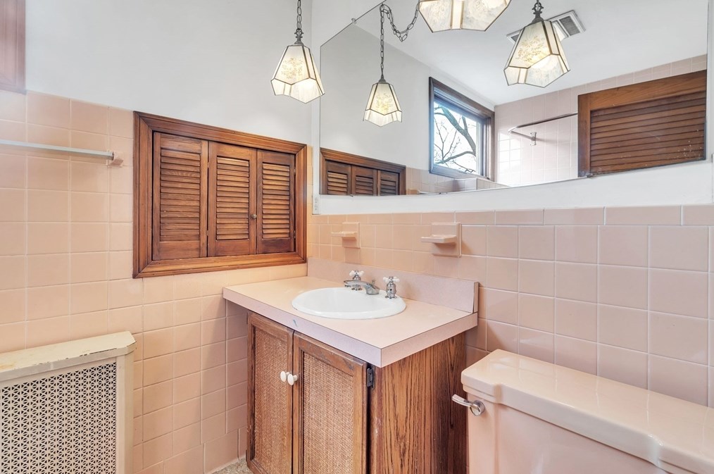 81 Fairview Ave, Chicopee MA 01013-2919 exterior