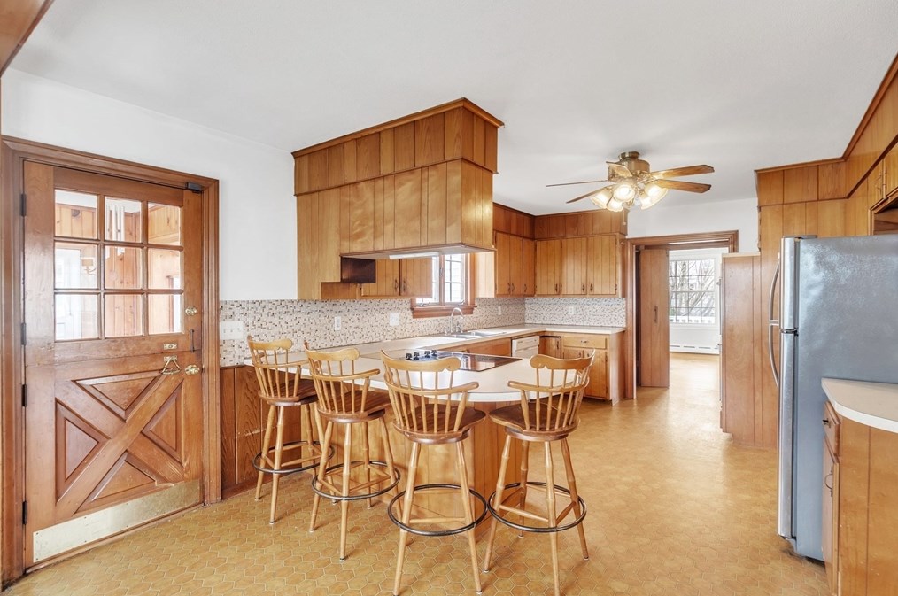 81 Fairview Ave, Chicopee MA 01013-2919 exterior