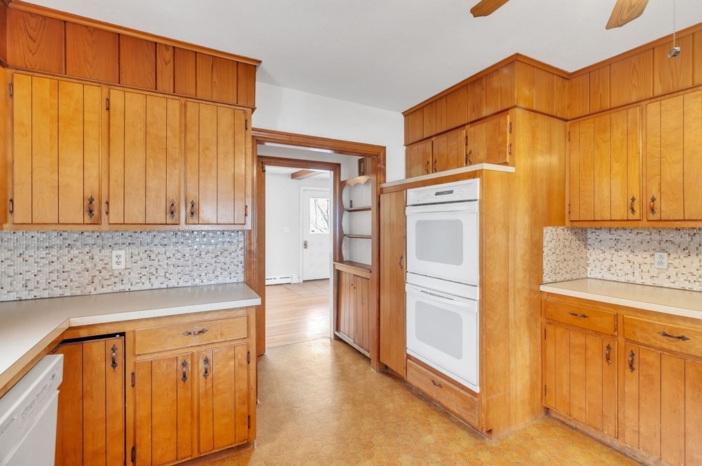 81 Fairview Ave, Chicopee MA 01013-2919 exterior