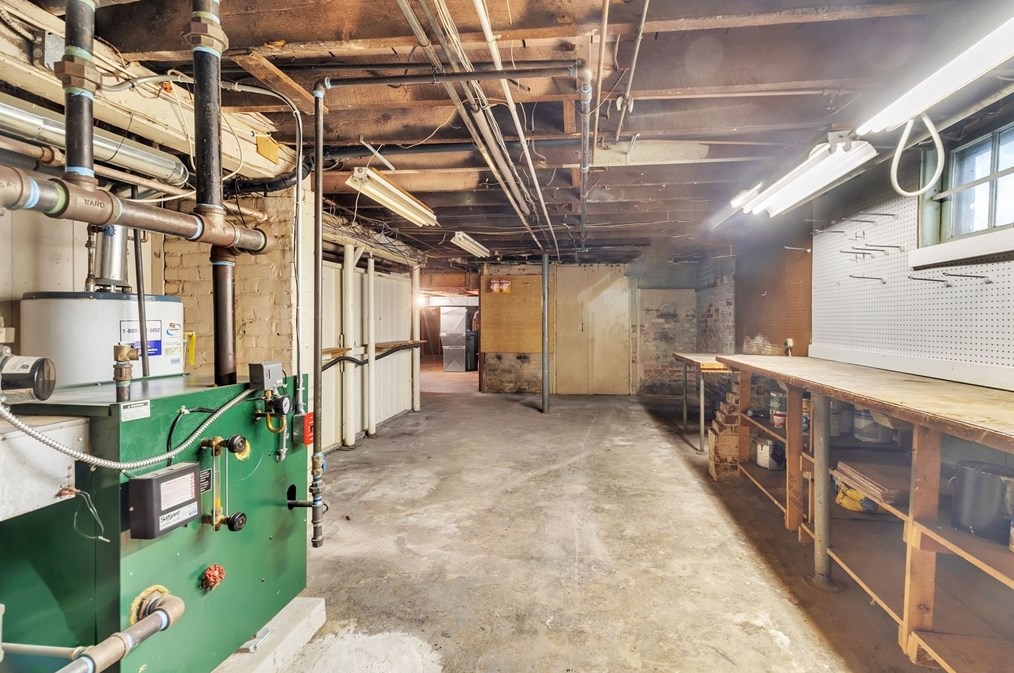 81 Fairview Ave, Chicopee MA 01013-2919 exterior