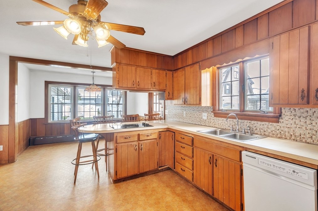 81 Fairview Ave, Chicopee MA 01013-2919 exterior