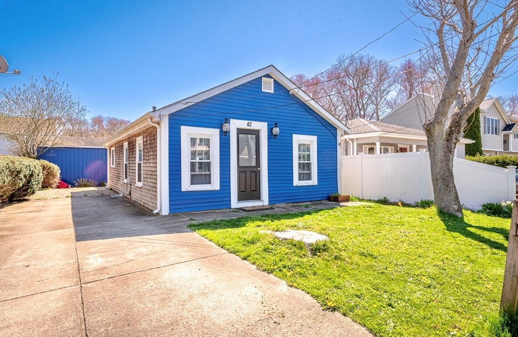 42 Mccabe St, Dartmouth, MA 02748 exterior