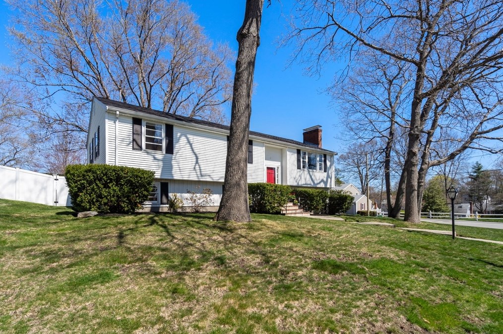 102 Oak Ridge Cir, Weymouth, MA 02188 exterior