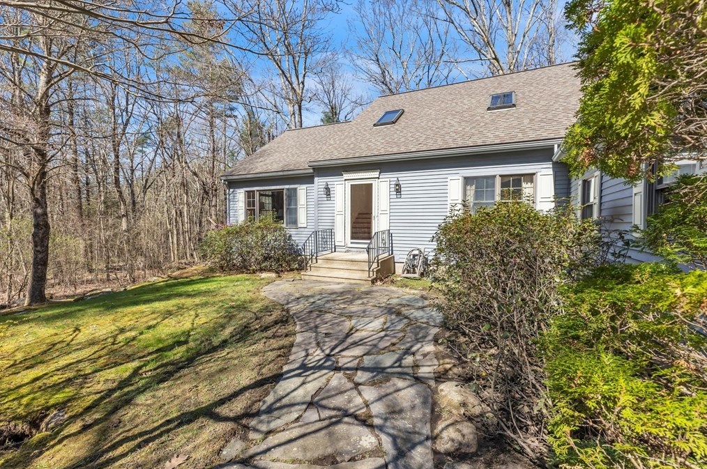 38 Old Hardwick Rd, Petersham, MA 01366