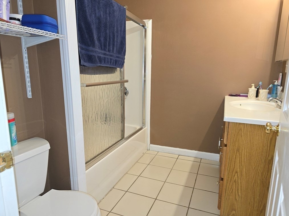 96 Danforth St, Fall River MA  02720-2323 exterior