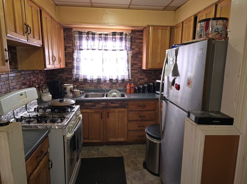 96 Danforth St, Fall River MA  02720-2323 exterior