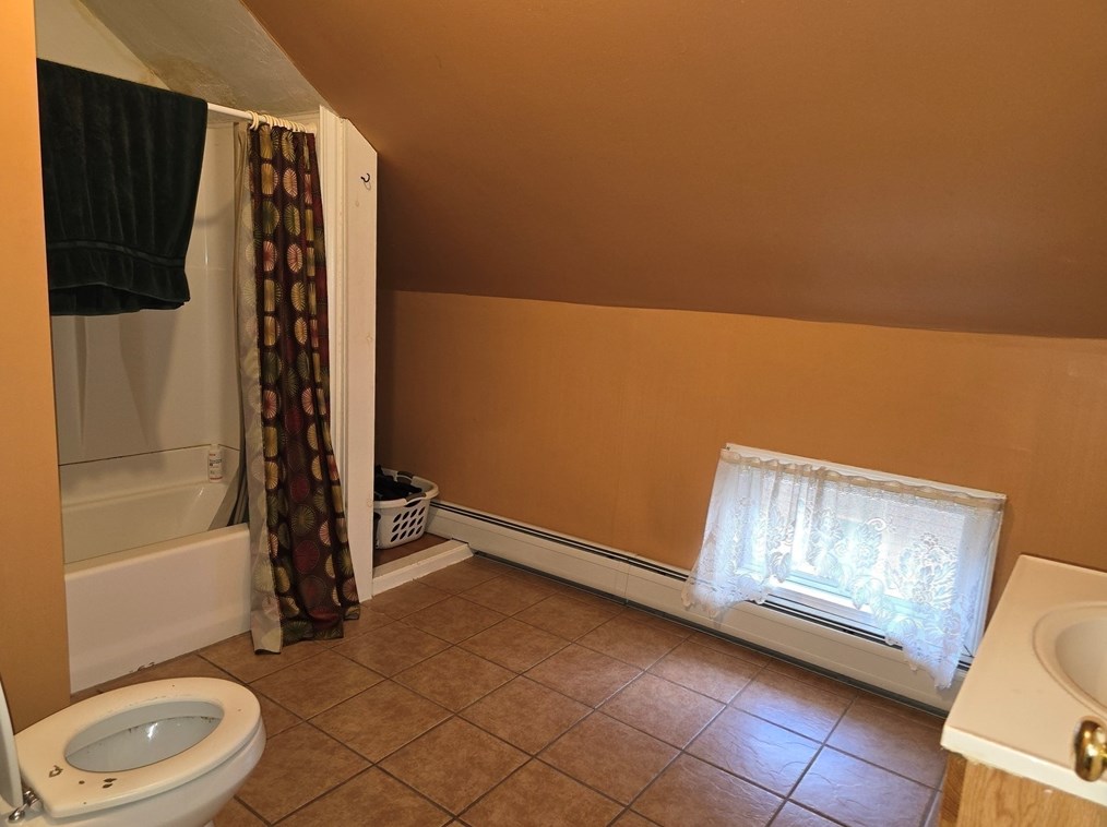 96 Danforth St, Fall River MA  02720-2323 exterior