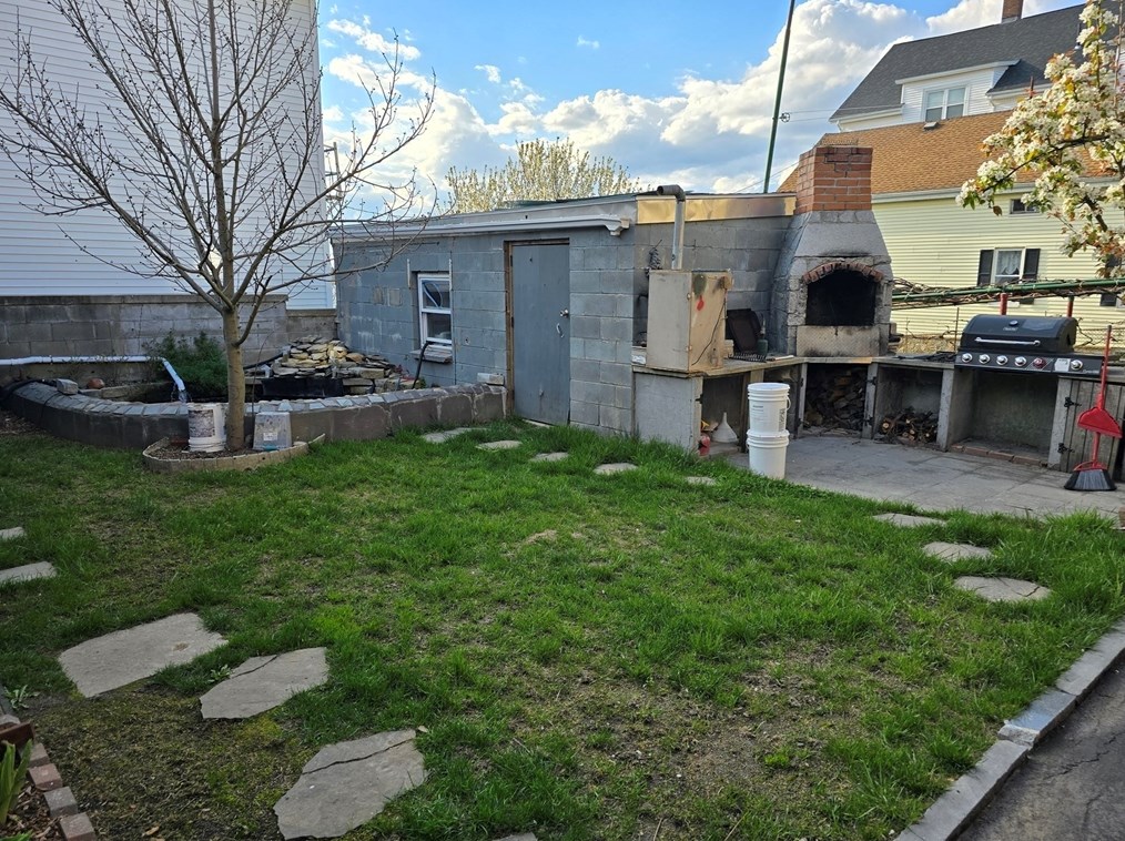 96 Danforth St, Fall River MA  02720-2323 exterior