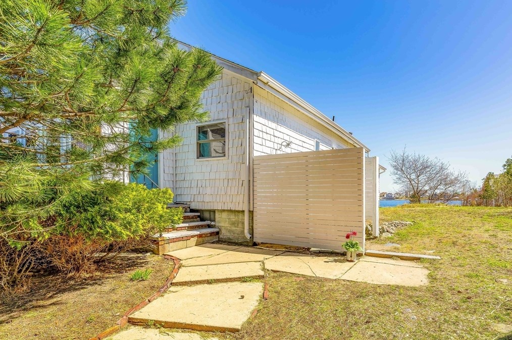 4 Anchor Ave, Plum Island, MA 01951