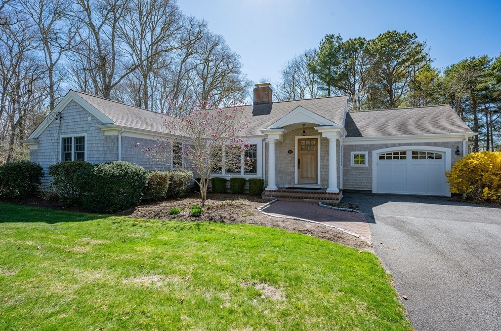 33 Ralyn Rd, Cotuit, MA 02635 exterior