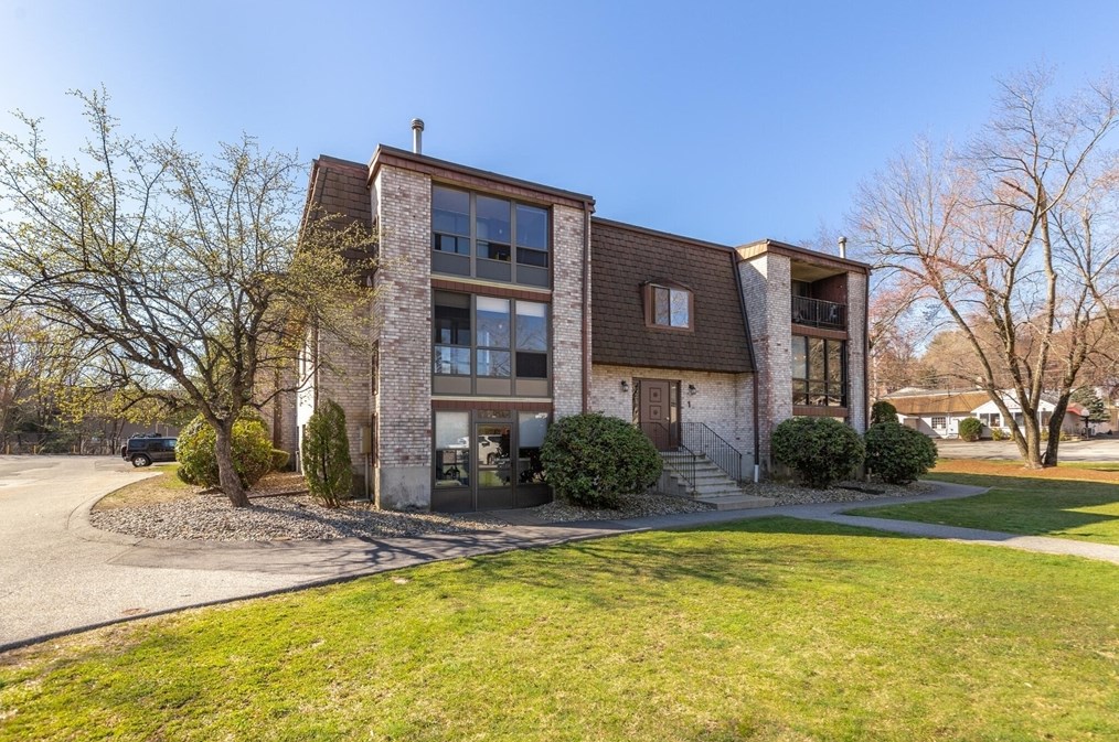 1 Greenbriar Dr #202, North Reading, MA 01864