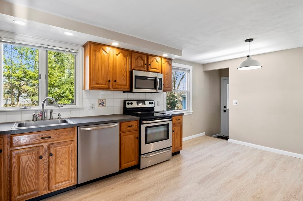 165 Sawmill Rd, Springfield MA  01118-1724 exterior