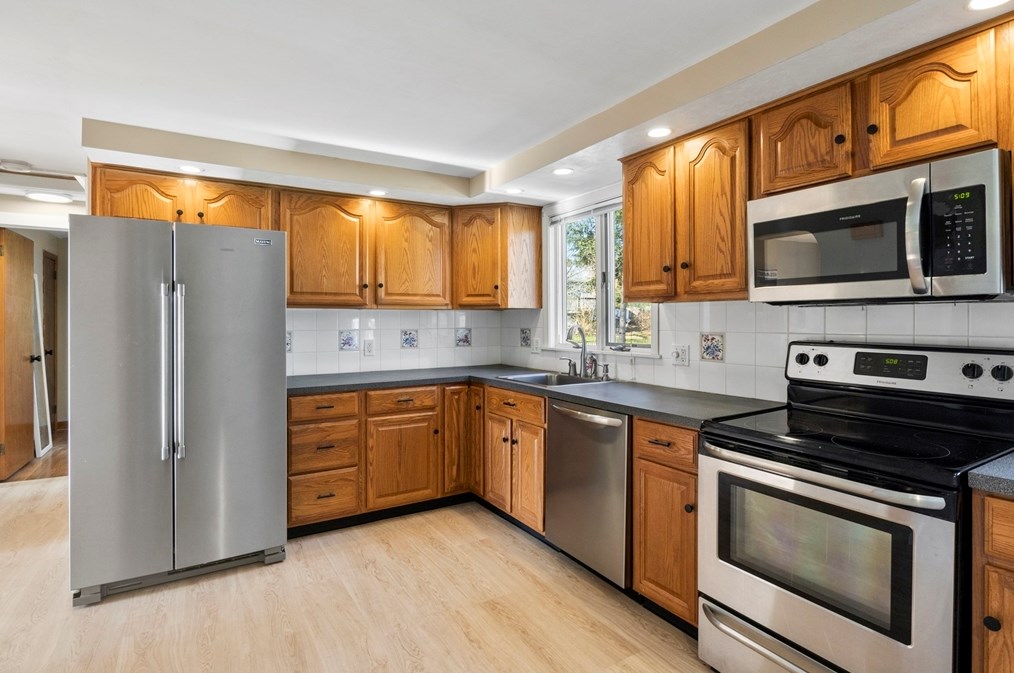 165 Sawmill Rd, Springfield MA  01118-1724 exterior